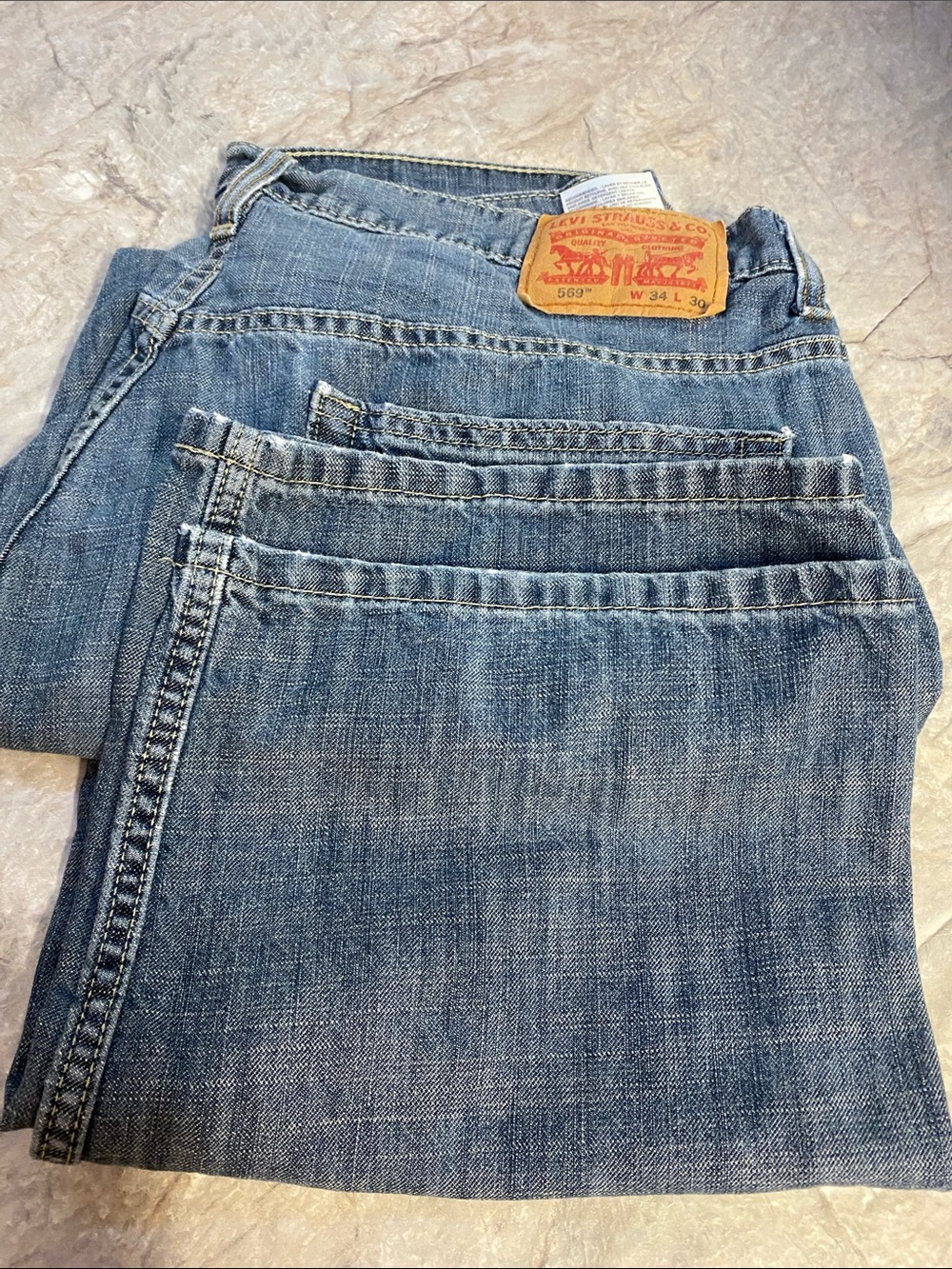 Levi's Men's 569 Straight Jeans in Medium Blue Denim. W34 L30.